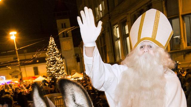 Saint-Nicolas lors de la procession dans les rues de Fribourg, ce 6 décembre 2014. [Keystone - Jean-Christophe Bott]