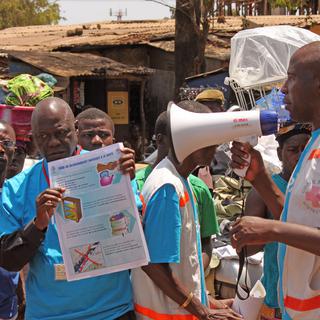 Les volontaires de la Croix-Rouge guinéenne essaient surtout d'inculquer de bonnes pratiques sanitaires pour contenir l'épidémie. [Youssouf Bah]