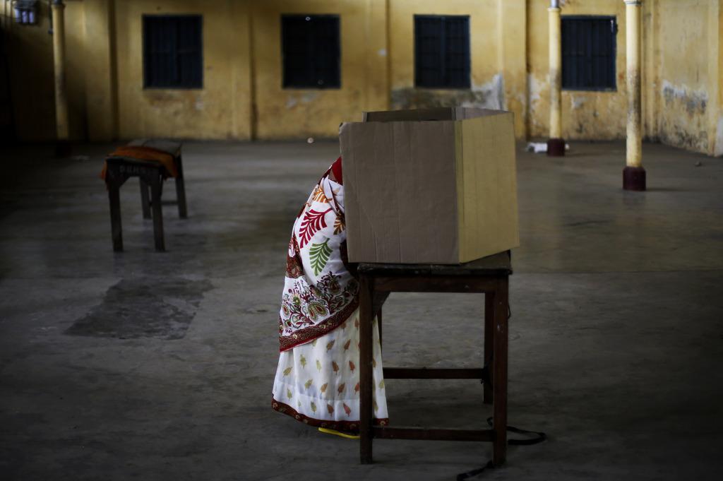 Un femme vote à Dibrugarh (Assam), au premier jour des législatives indiennes. [KEYSTONE - AP Photo/Altaf Qadri]