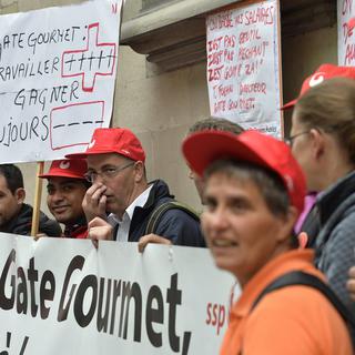 Des grévistes de Gate Gourmet devant l'hôtel de ville de Genève, le 3 octobre 2013. [Martial Trezzini]