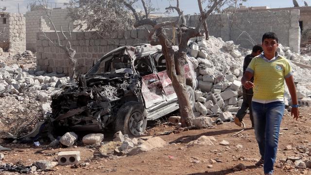 Une voiture et des bâtiments détruits après les frappes américaines à Idlib, en Syrie. [hmed Hasan Ubeyd / Anadolu Agency]