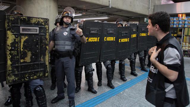 Des policiers anti-émeute à l'entrée d'une station de métro à Sao Paulo, le 9 juin.-(Mondial Brésil FIFA mouvements sociaux manifestations grève)