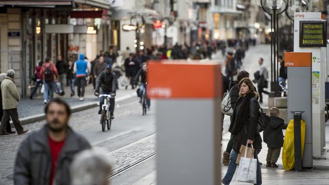 Sur les trottoirs de Genève, les piétons étaient plus nombreux que d'habitude. Les taxis, de leur côté, ont connu une journée particulièrement faste. [Jean-Christophe Bott]