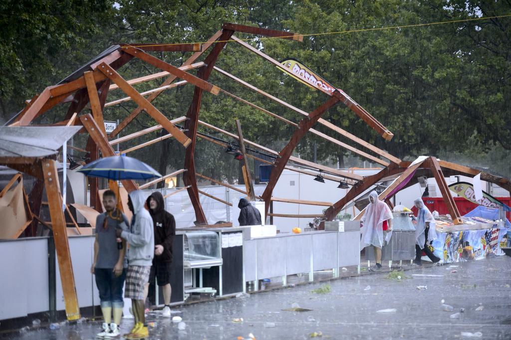 Des cabanons servant de stands de nourriture à la fan zone de Bellerive ont été détruits. [KEYSTONE - Laurent Gilliéron]