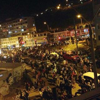 Image smartphone de l'évacuation de personnes à Antofagasta, au Chili, lundi soir. [EPA/Javiera Mora Araya]