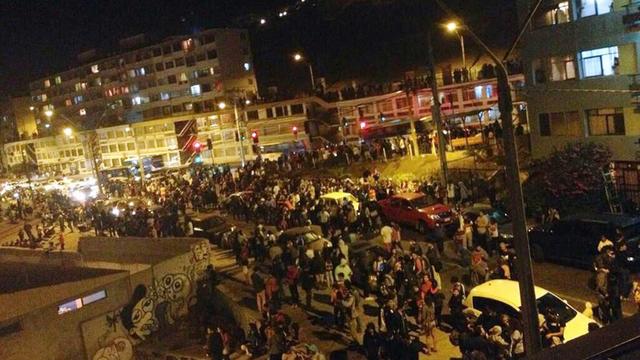 Image smartphone de l'évacuation de personnes à Antofagasta, au Chili, lundi soir. [EPA/Javiera Mora Araya]