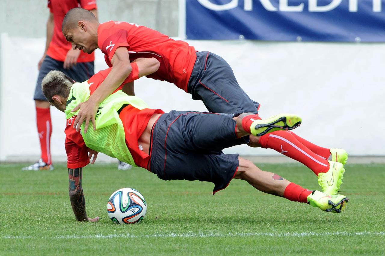 On a craint le pire un instant lorsqu'Inler est tombé sur Behrami, qui est diminué à un pied. [EQ Images - Gonzalo Garcia]