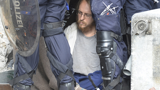 Un squatteur appréhendé par les forces de police mardi à Zurich. [Walter Bieri]