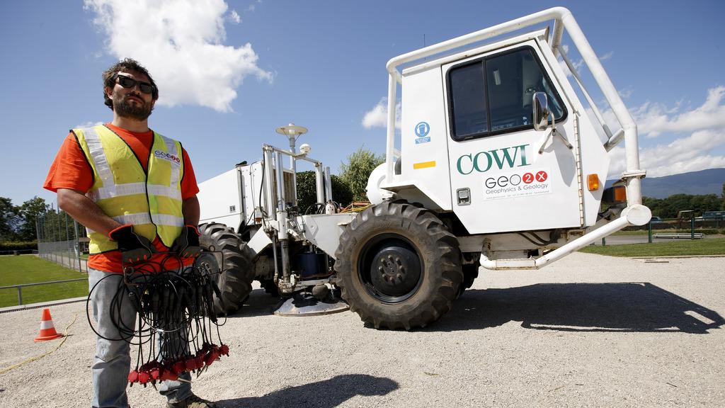 Un technicien prépare un camion vibrateur pour une démonstration, lors de la présentation du programme Géothermie 2020 à Genève en 2014. [Keystone - Salvatore Di Nolfi]