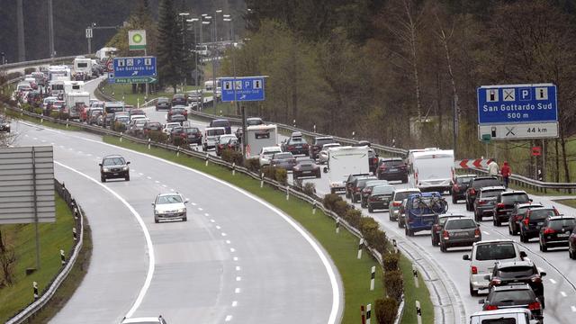 Les bouchons ont atteint 11 km au portail sud du Gothard. [Karl Mathis]