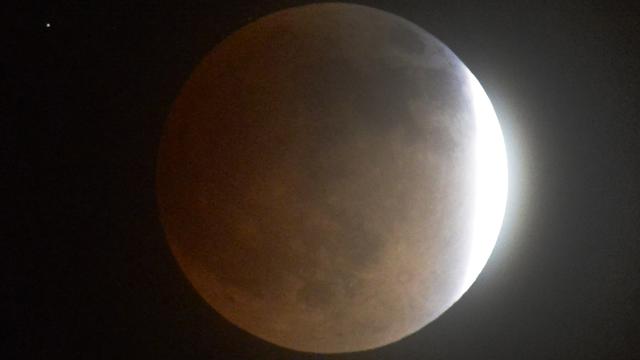 Une image de l'éclipse lunaire capturée depuis Los Angeles, en Californie. [Gene Blevins]