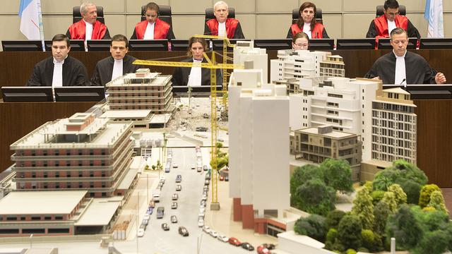 Les juges du Tribunal spécial pour le Liban, devant une maquette de la scène de l'attentat qui a coûté la vie au Premier ministre Rafik Hariri en 2005. [AP Photo/Toussaint Kluiters]
