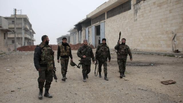 Des soldats de l'armée syrienne loyale à Bachar al-Assad dans les rue d'Alep, le 14 janvier. [George Ourfalian]