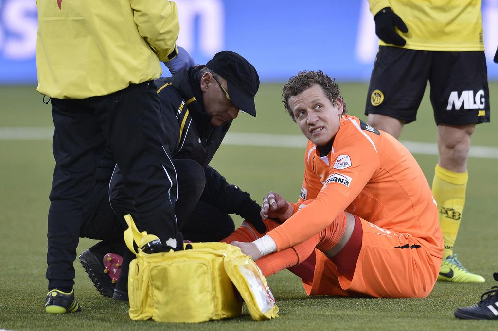 Der verletzte Berner Goalie Marco Woelfli sitzt am Boden, im Fussball Super League Spiel zwischen dem FC Thun und den Berner Young Boys, am Sonntag 8. Dezember 2013, in der Arena in Thun. (KEYSTONE/Peter Schneider [KEYSTONE - Schneider]