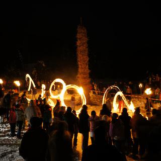 La tradition de l’hom strom (l’homme de paille) dans le village de Scuol (GR). [Niculin Mayer]
