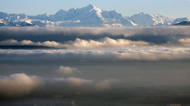 Vue sur le Mont-Blanc avec la Suisse sous le smog en avant-plan. [Biosphoto - Dimitri Rosel]