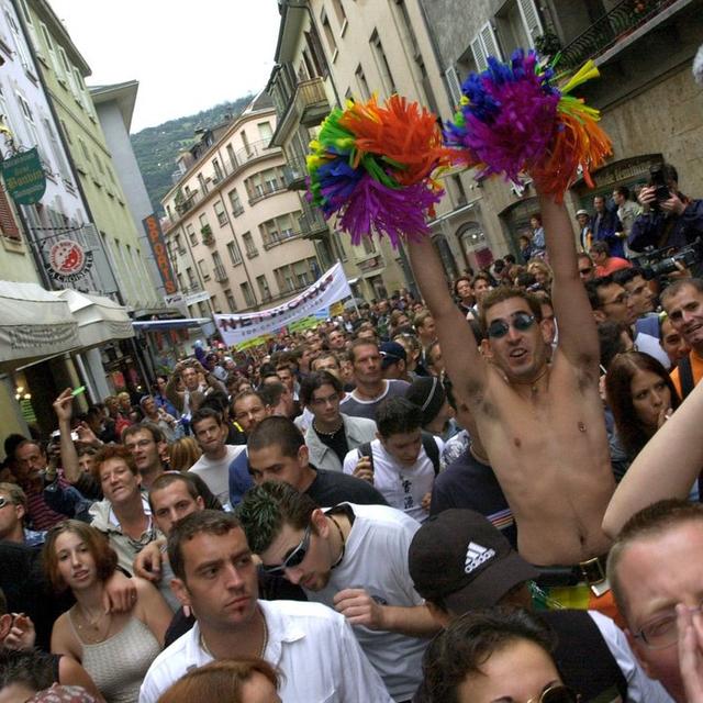 La gay pride était passée par les rues de la vieille ville de Sion en 2001. [Andree-Noelle Pot]