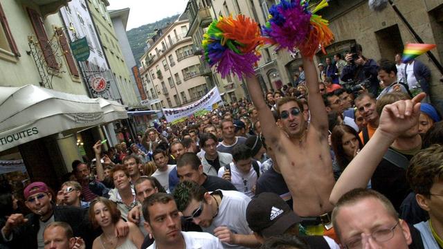 La gay pride était passée par les rues de la vieille ville de Sion en 2001. [Andree-Noelle Pot]