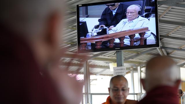 Des moines bouddhistes ont suivi jeudi le procès des ex-leaders khmers rouges Nuon Chea (à gauche) et de Khieu Samphan (à droite) à l'écran en Birmanie. [TANG CHHIN SOTHY AFP]