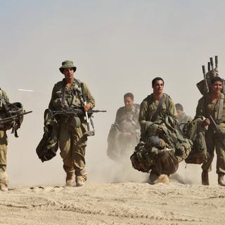 Des soldats israéliens près de la frontière entre Israël et la bande de Gaza, le 4 août 2014. [GIL COHEN-MAGEN]