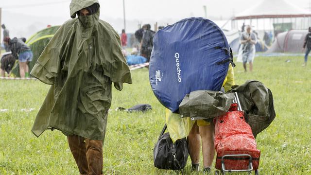 Sous une pluie battante, les festivaliers ont commencé à arriver la veille de l'ouverture du Paléo Festival. [Salvatore Di Nolfi]