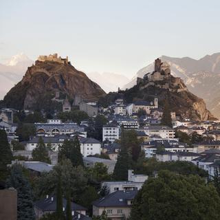 Une vue de la ville de Sion avec les châteaux de Tourbillon et de Valère. [Gaetan Bally]