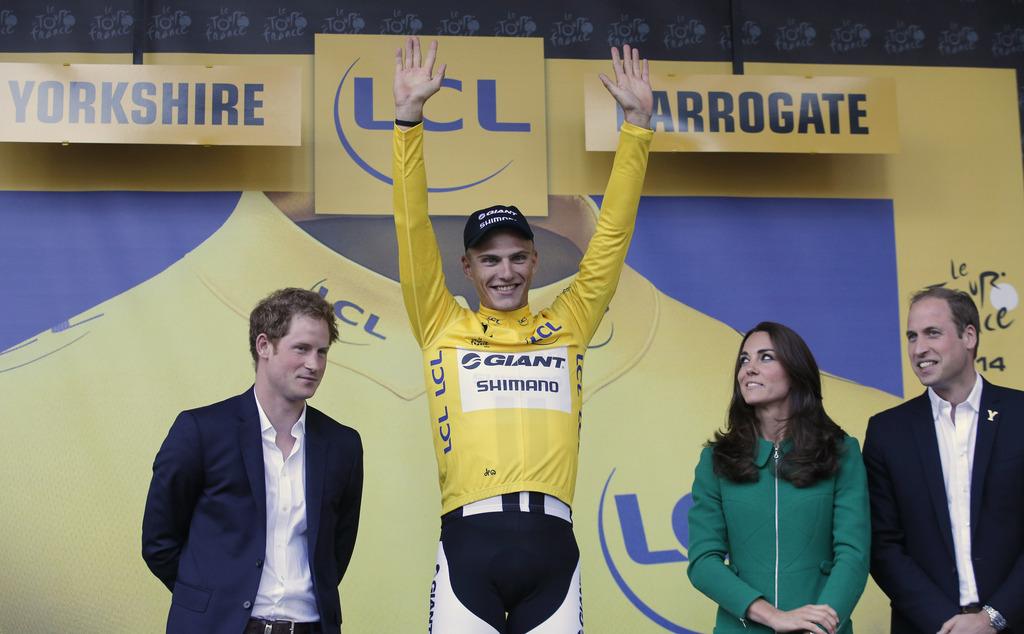 Kittel s'est vu remettre son maillot jaune par la famille royale d'Angleterre. [KEYSTONE - Christophe Ena]