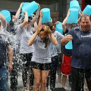 Les réseaux sociaux aident à propager des frénésies populaires comme le récent "ice-bucket challenge". [Getty Images/AFP - Astrid Stawiarz]