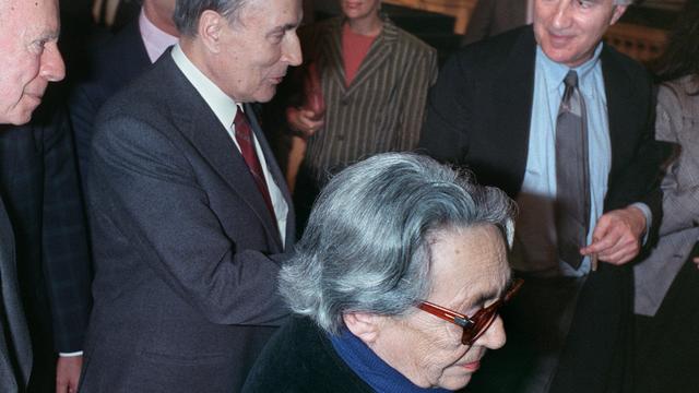 François Mitterrand et Marguerite Duras lors de la campagne pour la présidentielle française le 18 avril 1988. [Patrick Hertzog]