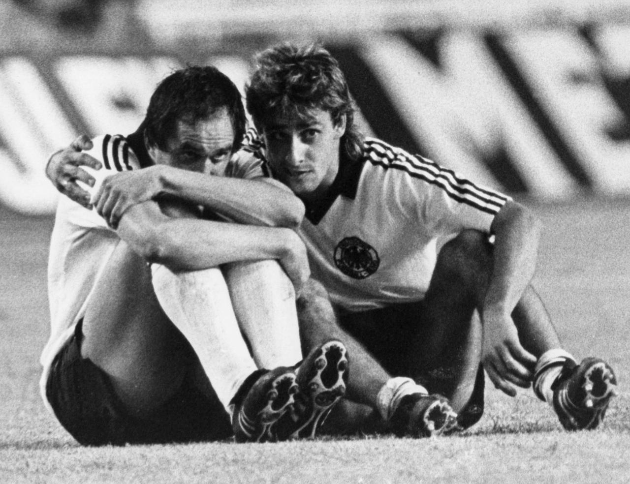 Stielike (consolé par Littbarski) vient de manquer son tir au but en 1-2 du Mondial 82 face à la France. Sans conséquence. [DPA/AFP]