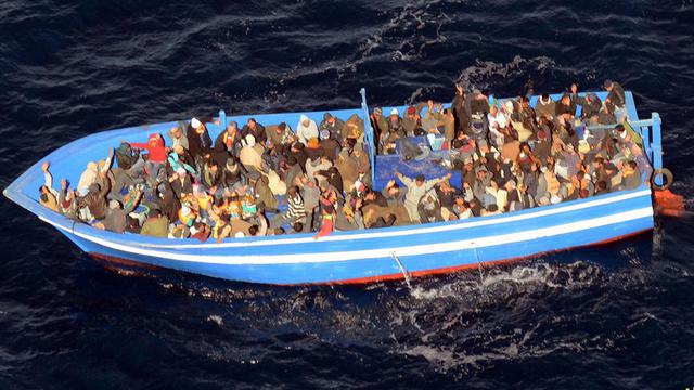 Bateau de migrants en mer Méditerranée. [Marine italienne]