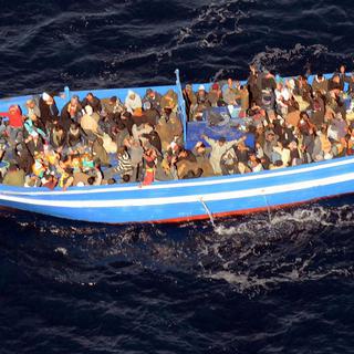 Bateau de migrants en mer Méditerranée. [Marine italienne]