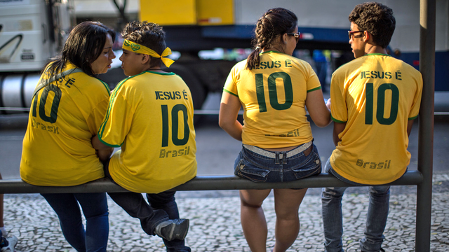 Au Brésil, religion et football font bon ménage... [Yasuyoshi Chiba]