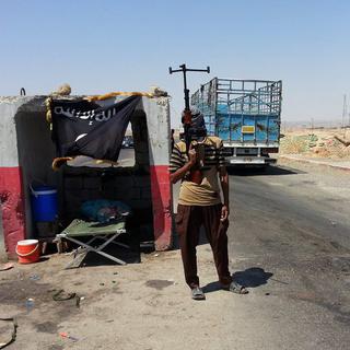 Un insurgé de l'EIIL à un checkpoint près de la ville de Briji, pris en photo le 19 juin.