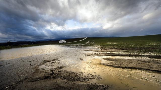 Quelque 127 millions de mètres cube sont perdus chaque année dans le terrain en Suisse à cause des mauvaises canalisations (photo prétexte). [Laurent Gillieron]