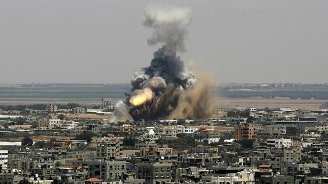 L'explosion d'un missile israélien atteignant ce mardi Rafah, ville du sud de la bande de Gaza.