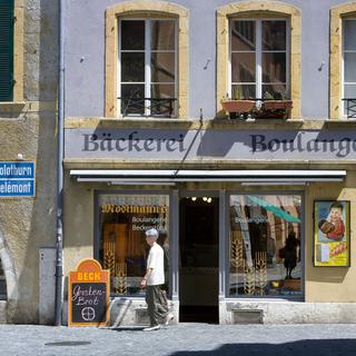 Enseigne bilingue dans la vieille-ville de Bienne (BE). [Martin Ruetschi]