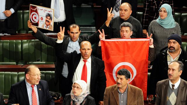La nouvelle Constitution tunisienne a été adoptée tard dimanche. [STR/AFP]