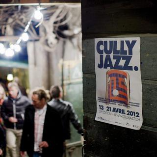 Des festivaliers profitent de l'ambiance musicale lors de la 30e édition du Cully Jazz en 2012 à Cully. [Jean-Christophe Bott)]