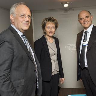 Johann Schneider-Ammann, Eveline Widmer-Schlumpf et Pierre Moscovici, ce vendredi à Davos. [Jean-Christophe Bott]