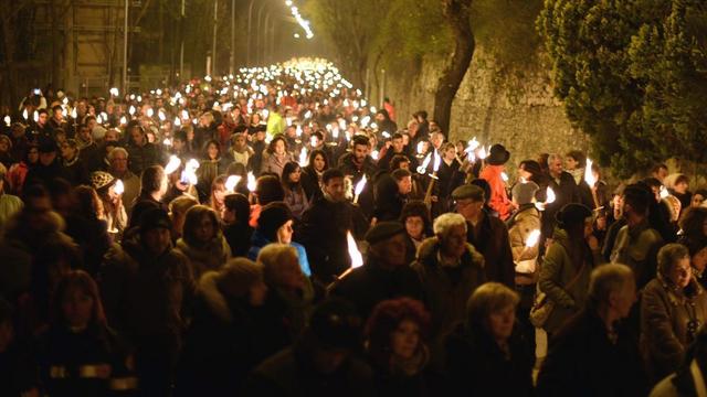 Les familles des victimes ont organisé une marche aux flambeaux. [EPA/Claudio Lattanzio]