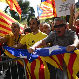 Les indépendantistes catalans ont manifesté devant le Parlement qui devait voter sur la possibilité d'un référendum alors que l'Ecosse vient de refuser l'indépendance. [Josep Lago]