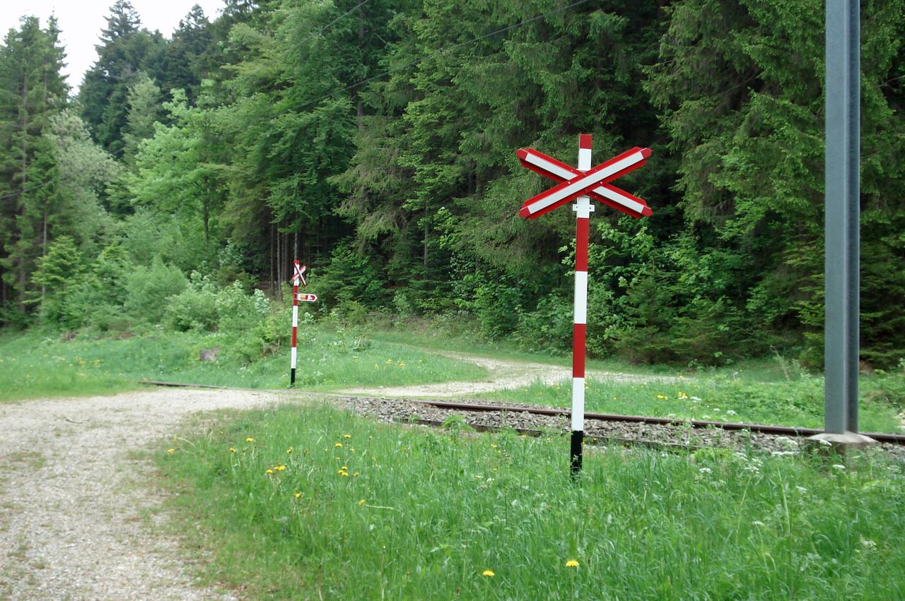 Passage à niveau avant son assainissement. [Chemins de Fer du Jura]