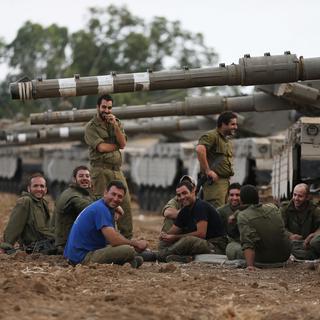 Des soldats et des chars israéliens, stationnés près de la frontière de Gaza, le 11 juillet. [Lefteris Pitarakis]