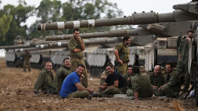Des soldats et des chars israéliens, stationnés près de la frontière de Gaza, le 11 juillet. [Lefteris Pitarakis]