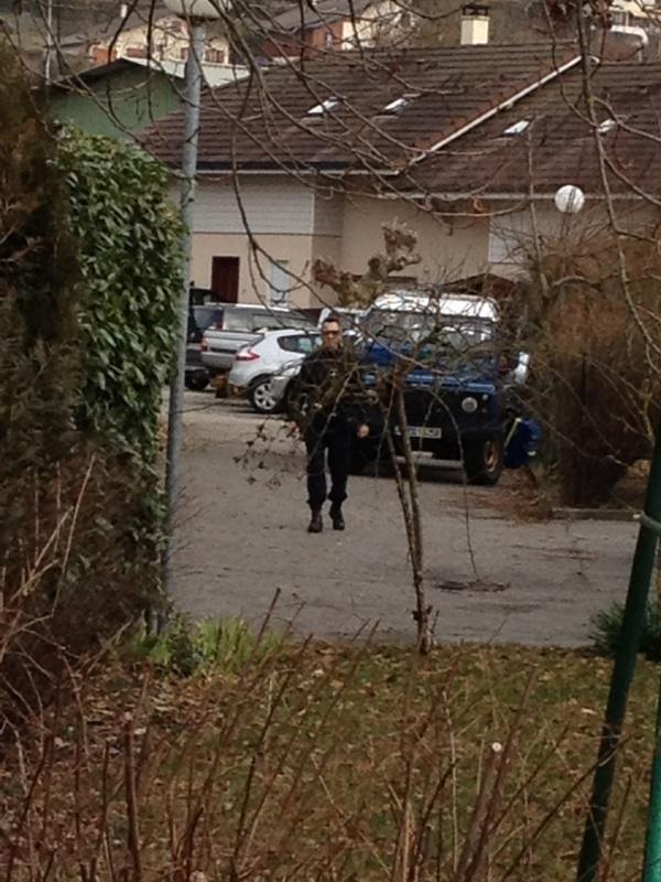 Gendarme français lors de la perquisition d'une maison à Talloires (Haute-Savoie). [Annabelle Durand]
