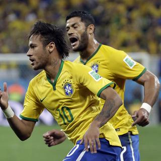 Le retour de Hulk (en arrière plan) permettrait d'alléger la charge de Neymar (10). [Felipe Dana)]