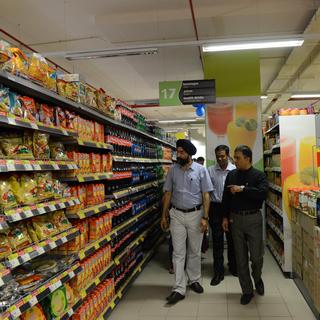 Visite d'un nouveau supermarché à Ahmedabad, en Inde. [Sam Panthaky]
