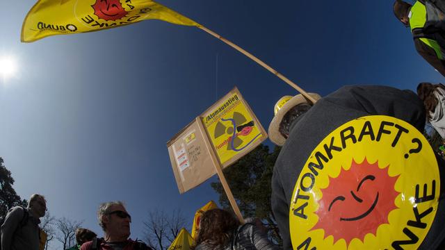 Des milliers de personnes se sont rassemblées à Fessenheim, la seule centrale française qui sera arrêtée d'ici 2016. [Sébastien Bozon]