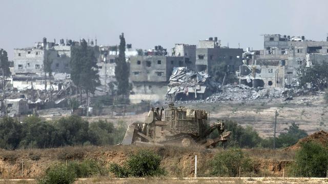 Un bulldozer de l'armée israélienne avançant dans le nord de la bande de Gaza, ce lundi. [Baz Ratner]